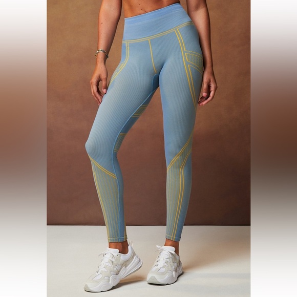 Fabletics Women’s Seamless High-Waisted
Compressive Legging Size Medium Tall - Picture 2 of 7